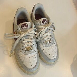 Nike Air Force 1 Low '07 SE
Just Do It Photon Dust Team Red (Women's)-6.5